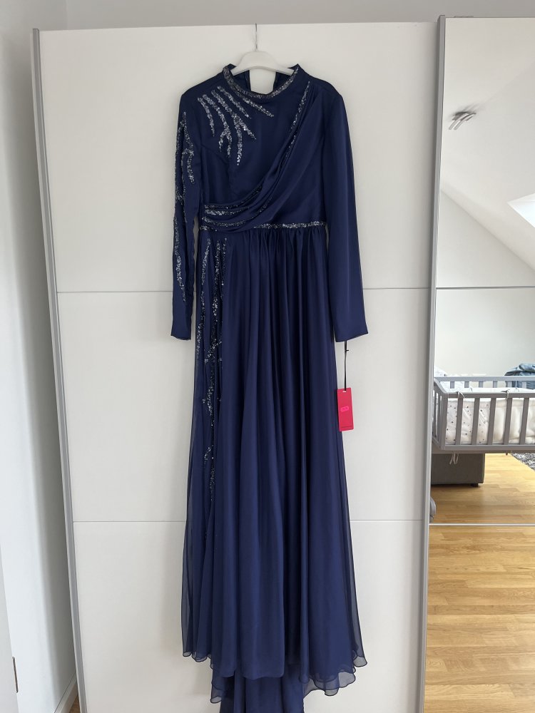 Neues dunkelblaues Abendkleid