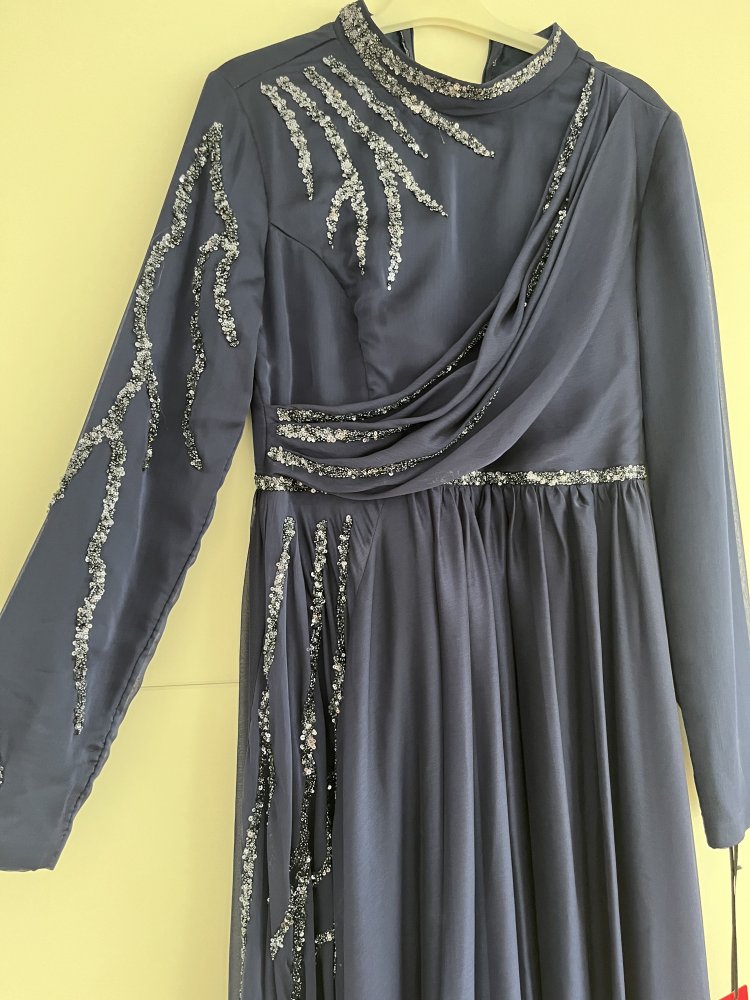 Neues dunkelblaues Abendkleid