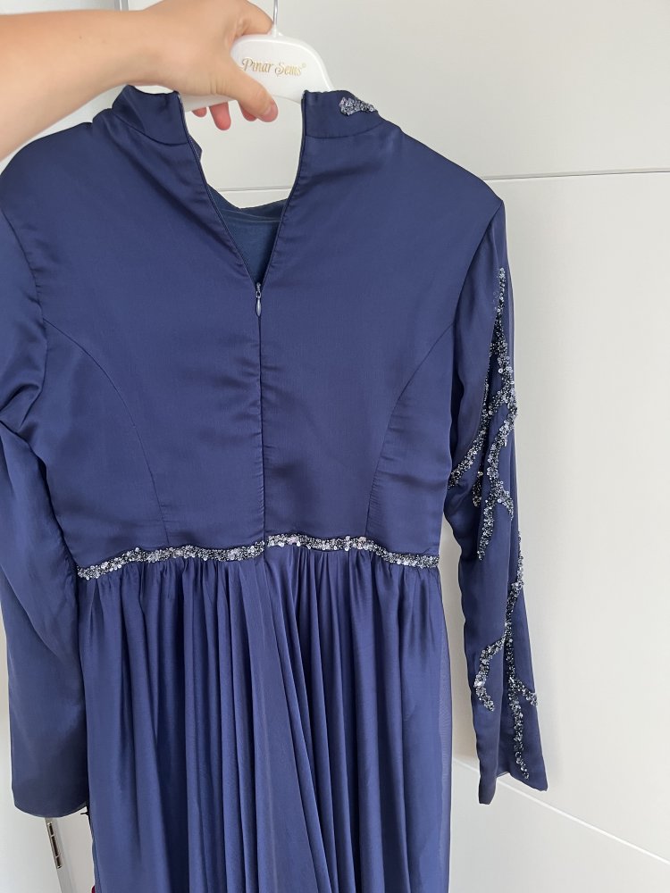 Neues dunkelblaues Abendkleid