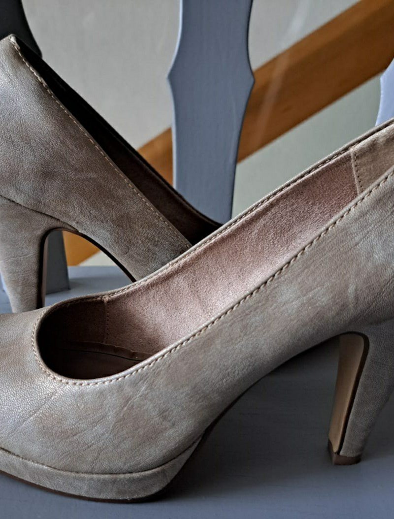 grau-goldene Pumps von Tamaris