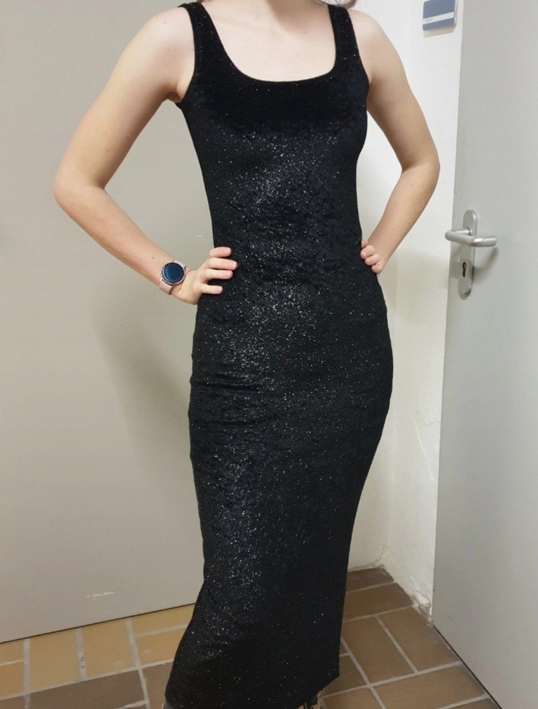Leichtes langes Abendkleid, mit breiten trägern und Schlitz hinten