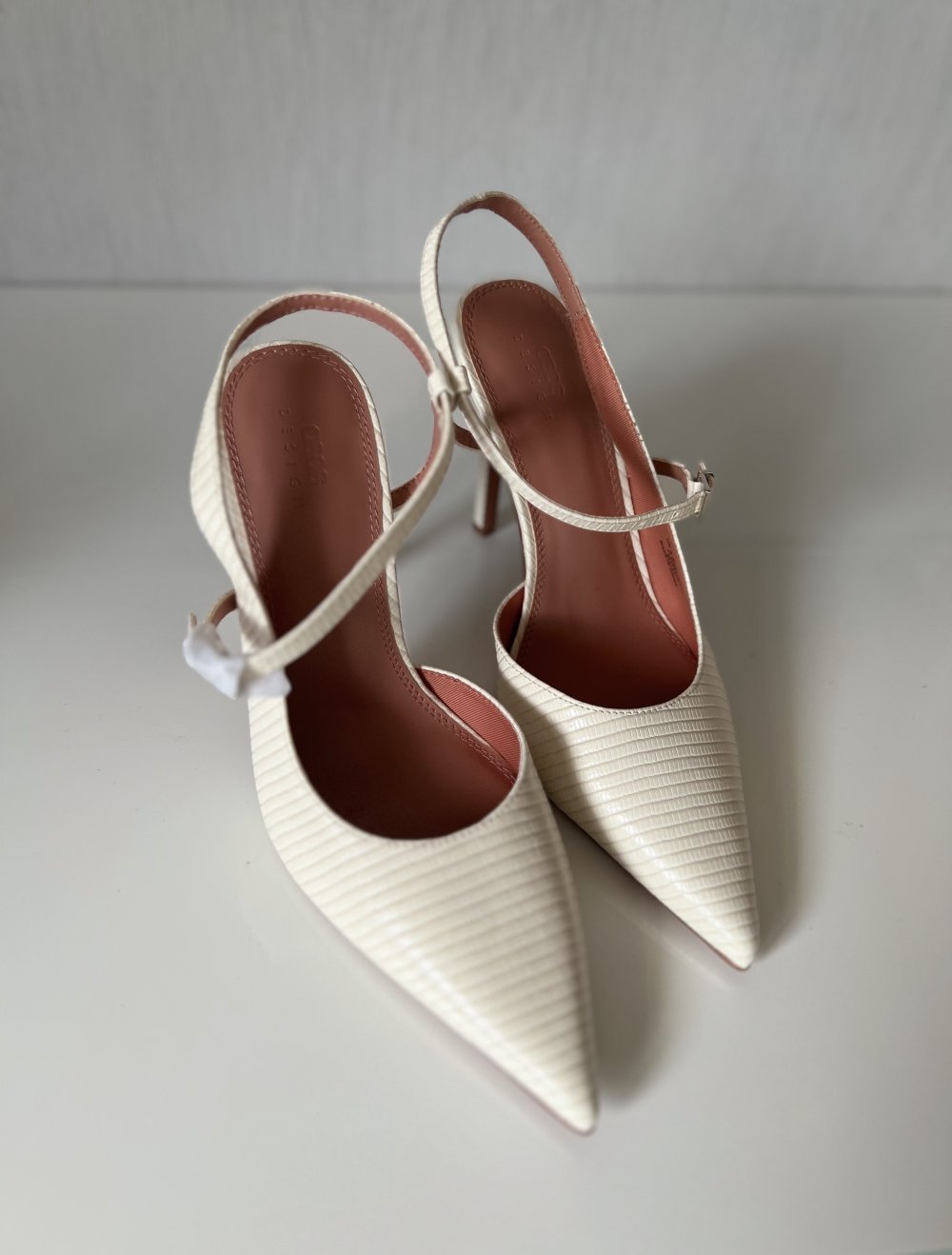beige Pumps