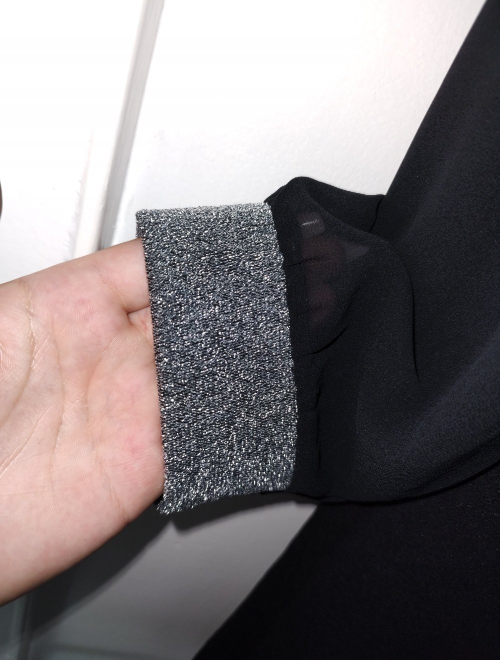 schwarzes Kleid