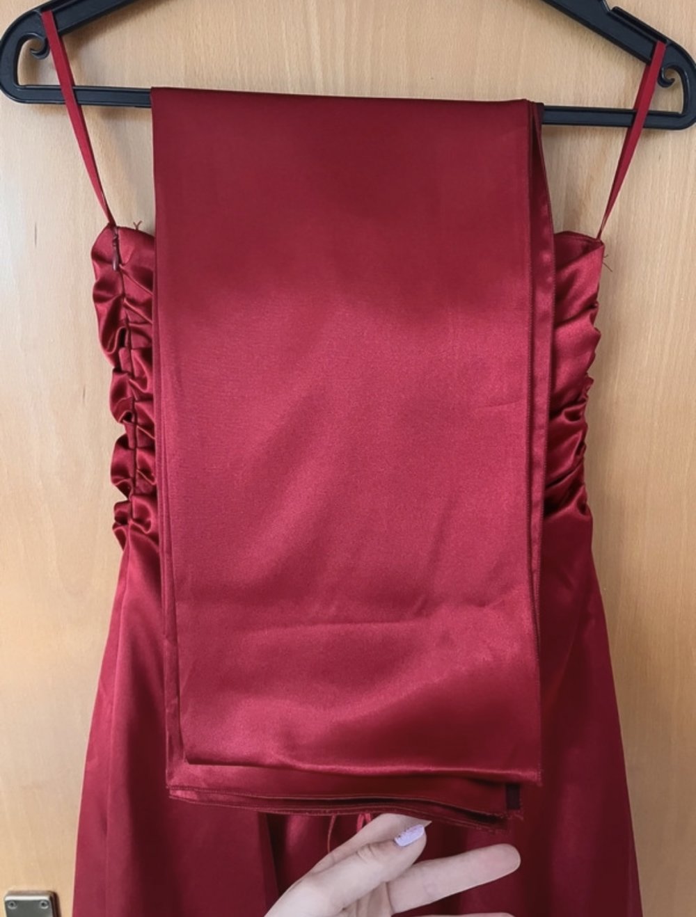 Kurzes Abendkleid mit Schal