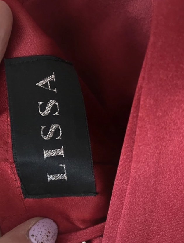 Kurzes Abendkleid mit Schal