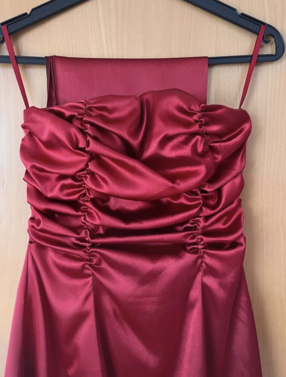 Kurzes Abendkleid mit Schal