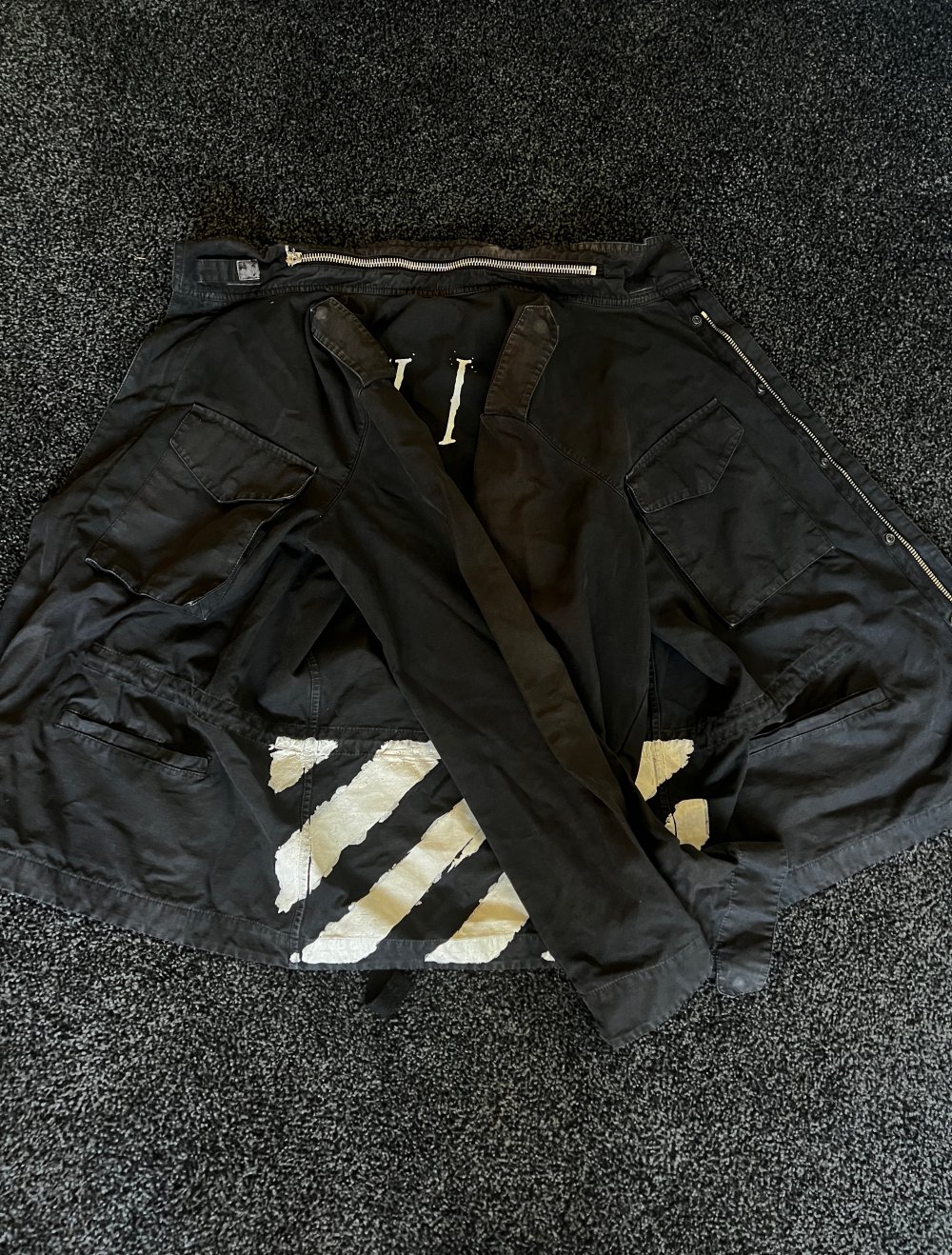 OffWhite leichte Jacke. mit Reißverschluss