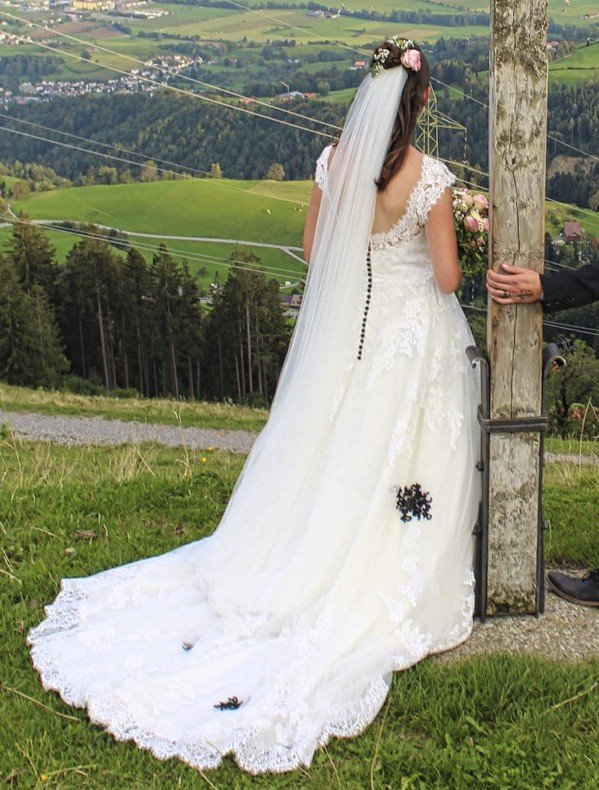 Weisses Brautkleid mit schwarzen Details
