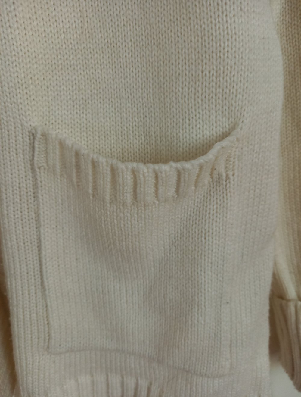 Weisse Strickjacke