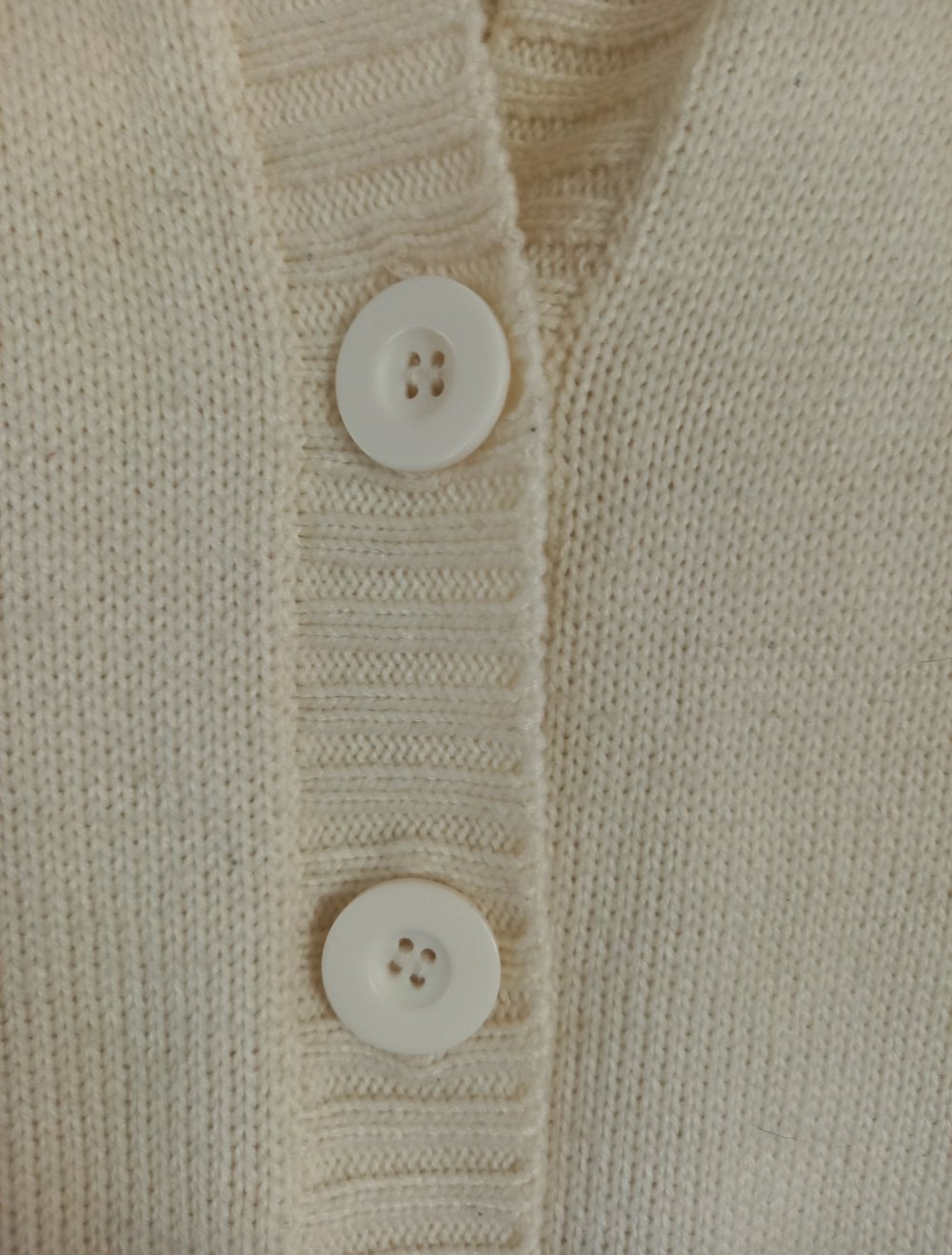 Weisse Strickjacke