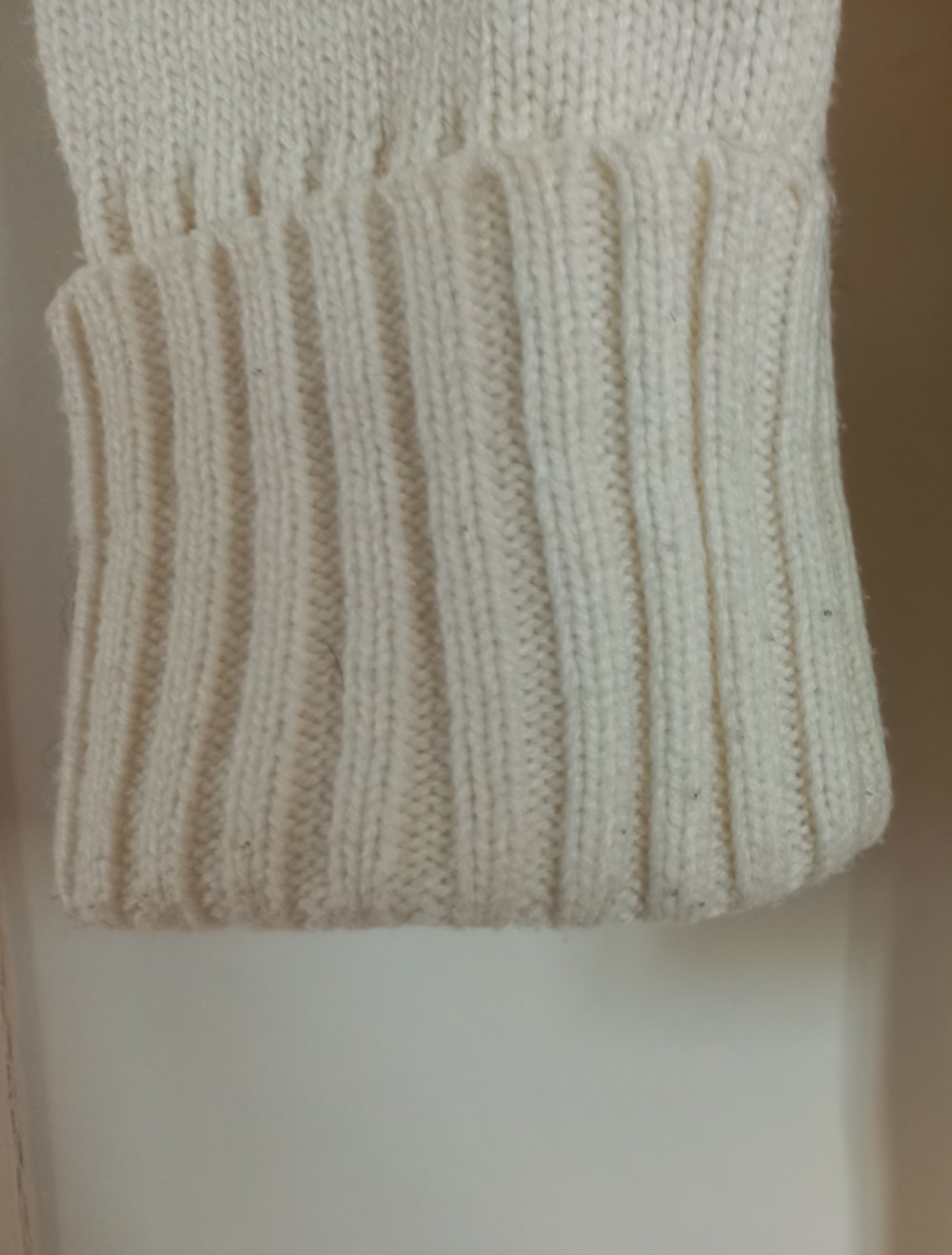 Weisse Strickjacke