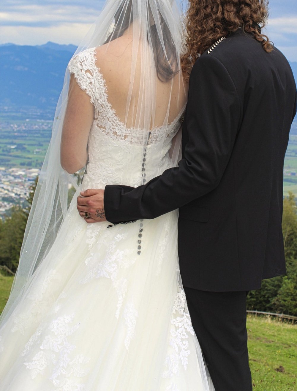 Weisses Brautkleid mit schwarzen Details