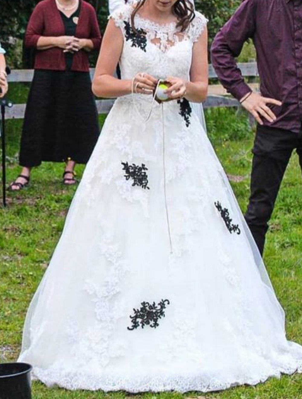 Weisses Brautkleid mit schwarzen Details