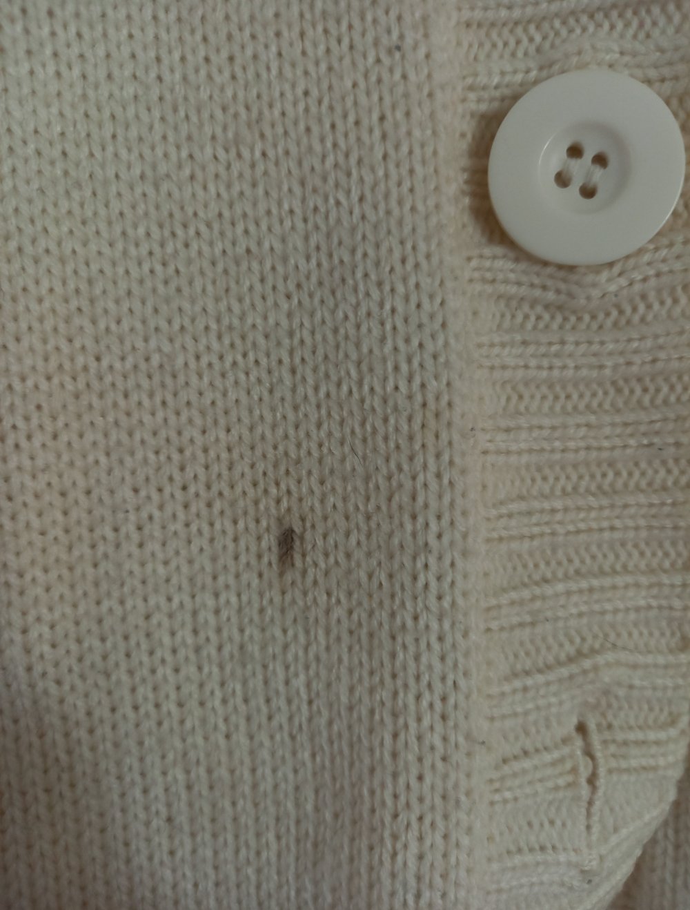 Weisse Strickjacke