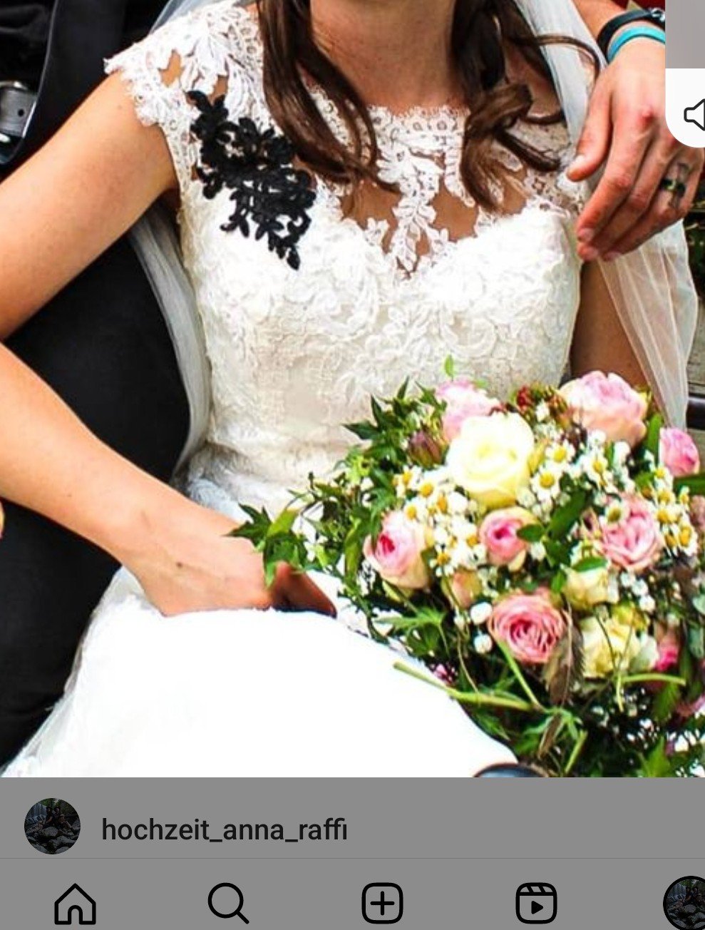 Weisses Brautkleid mit schwarzen Details