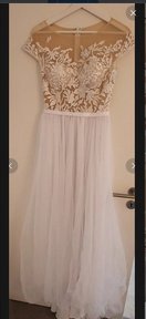 Weißes Kleid mit Spitzenoptikt