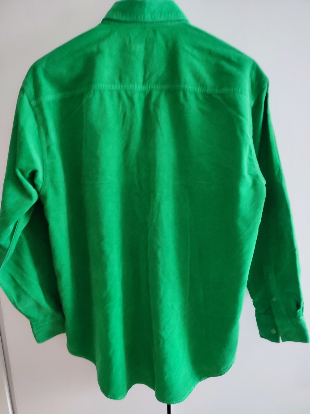 Grüne Bluse aus leichtem Cordstoff