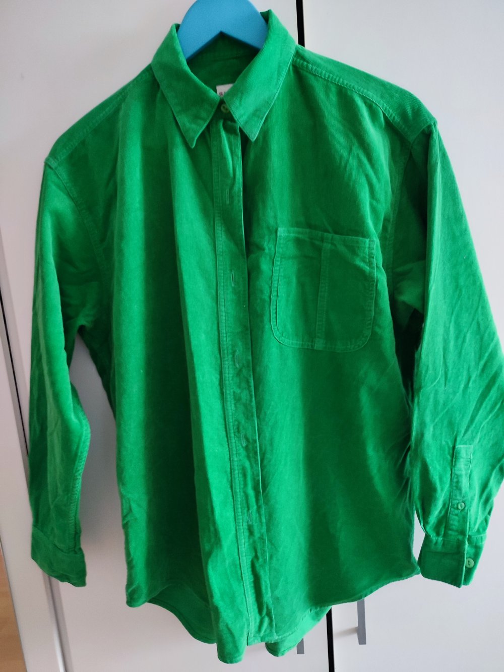 Grüne Bluse aus leichtem Cordstoff