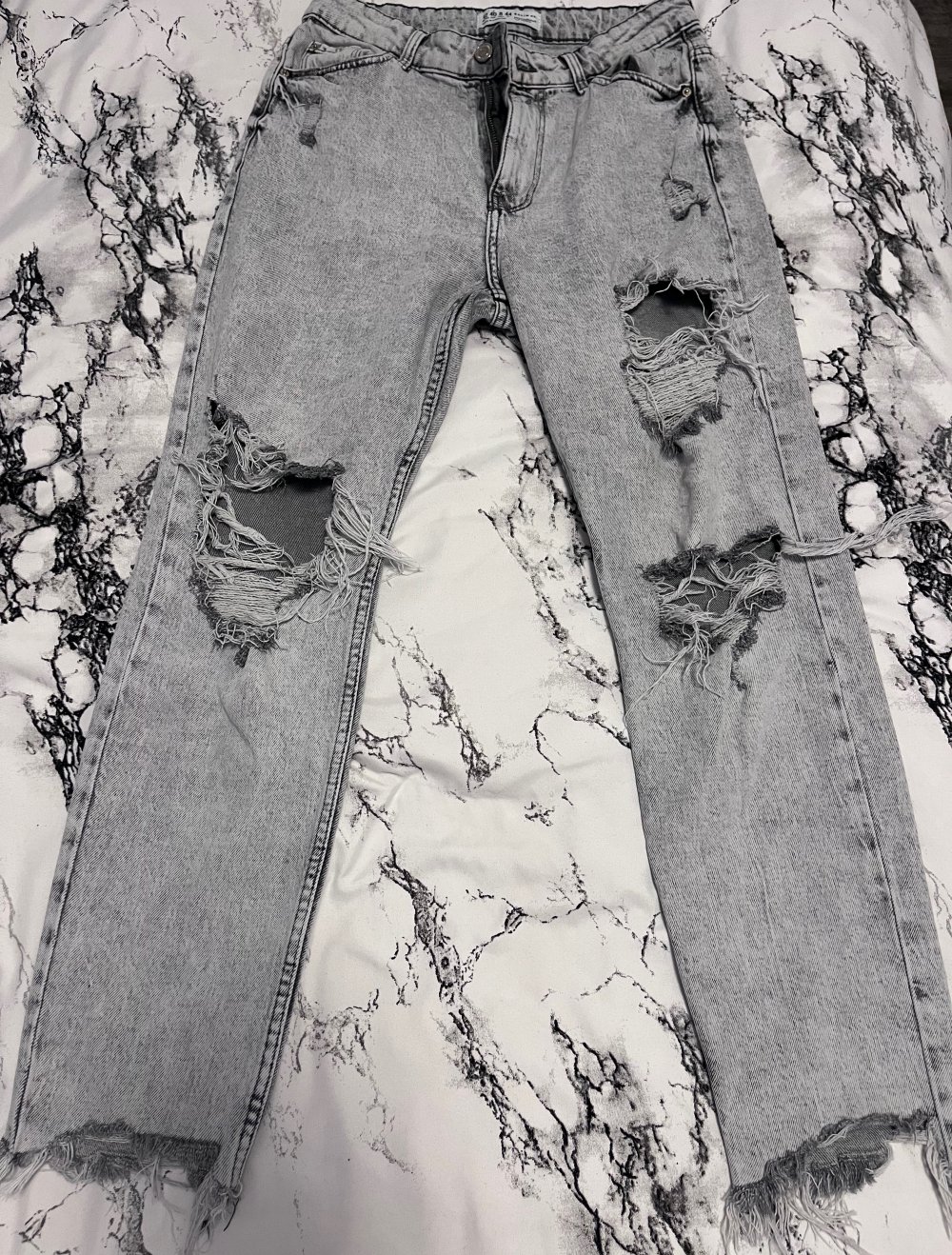 hellgraue jeans mit löchern
