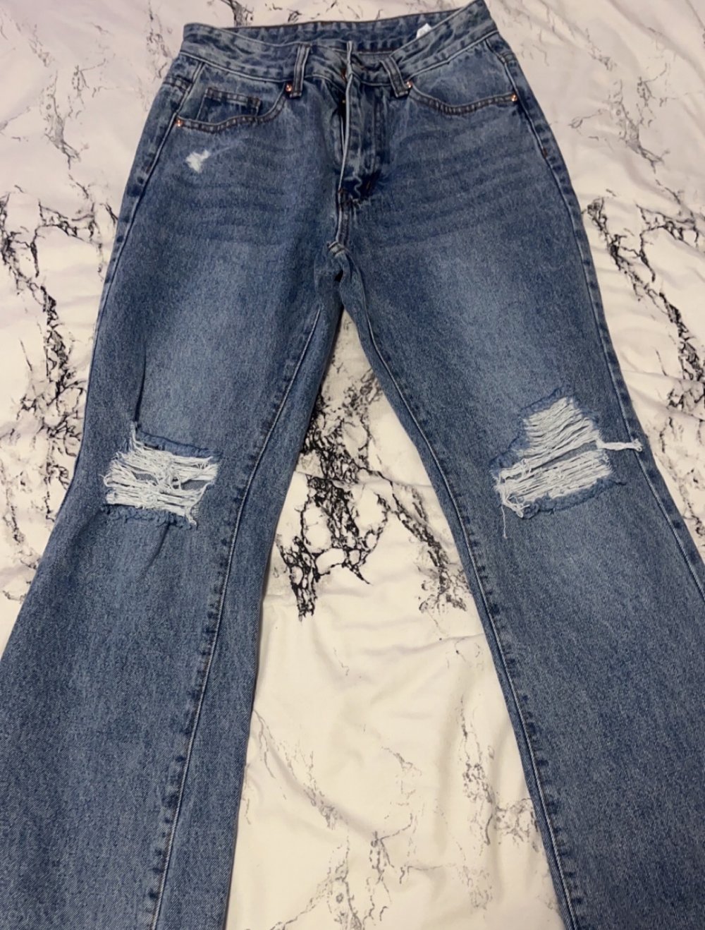 dunkelblaue jeans mit löchern