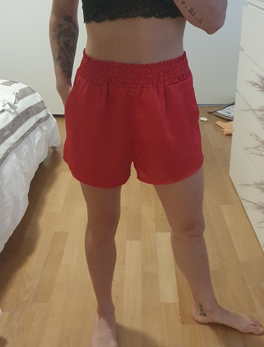 rote kurze Trainerhosen