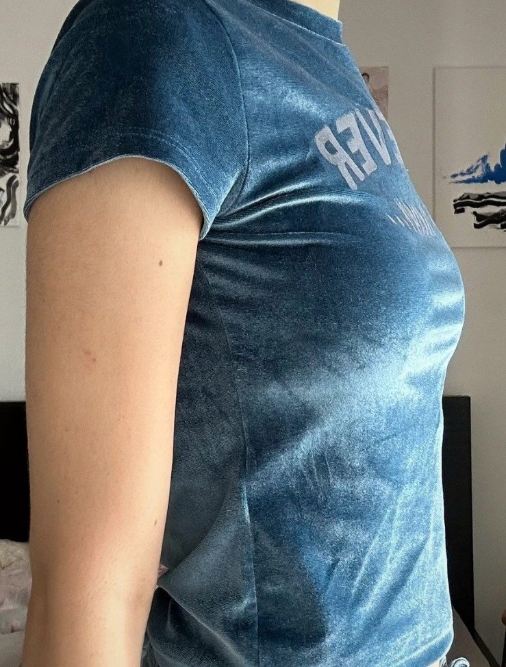 Blaues samt T-Shirt mit Schrift