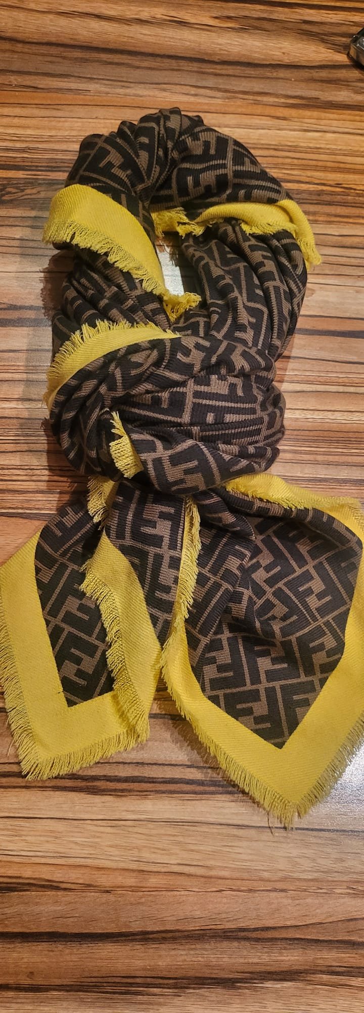 Schöner Schal von Fendi