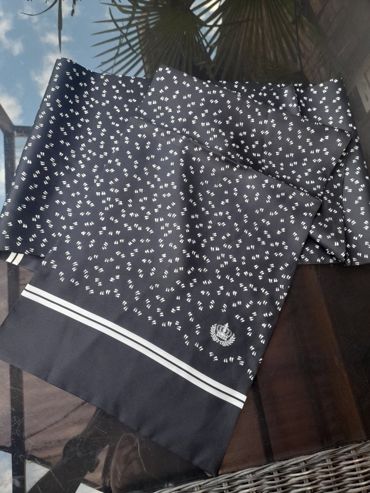 Dolce & Gabbana, Schöner Seidenschal, 100% Seide