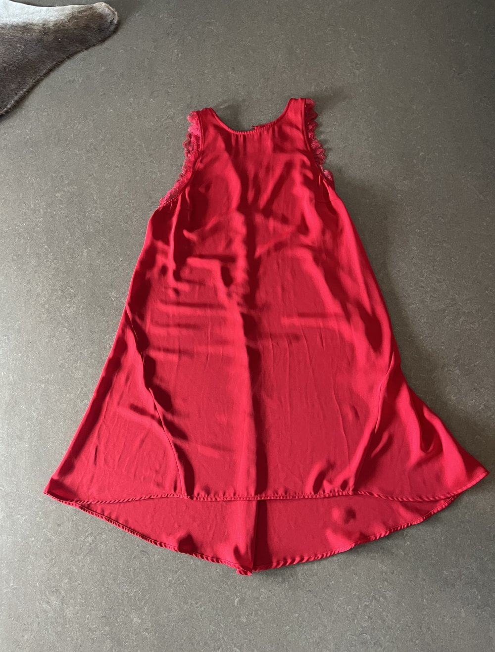 Rotes Seide Kleid