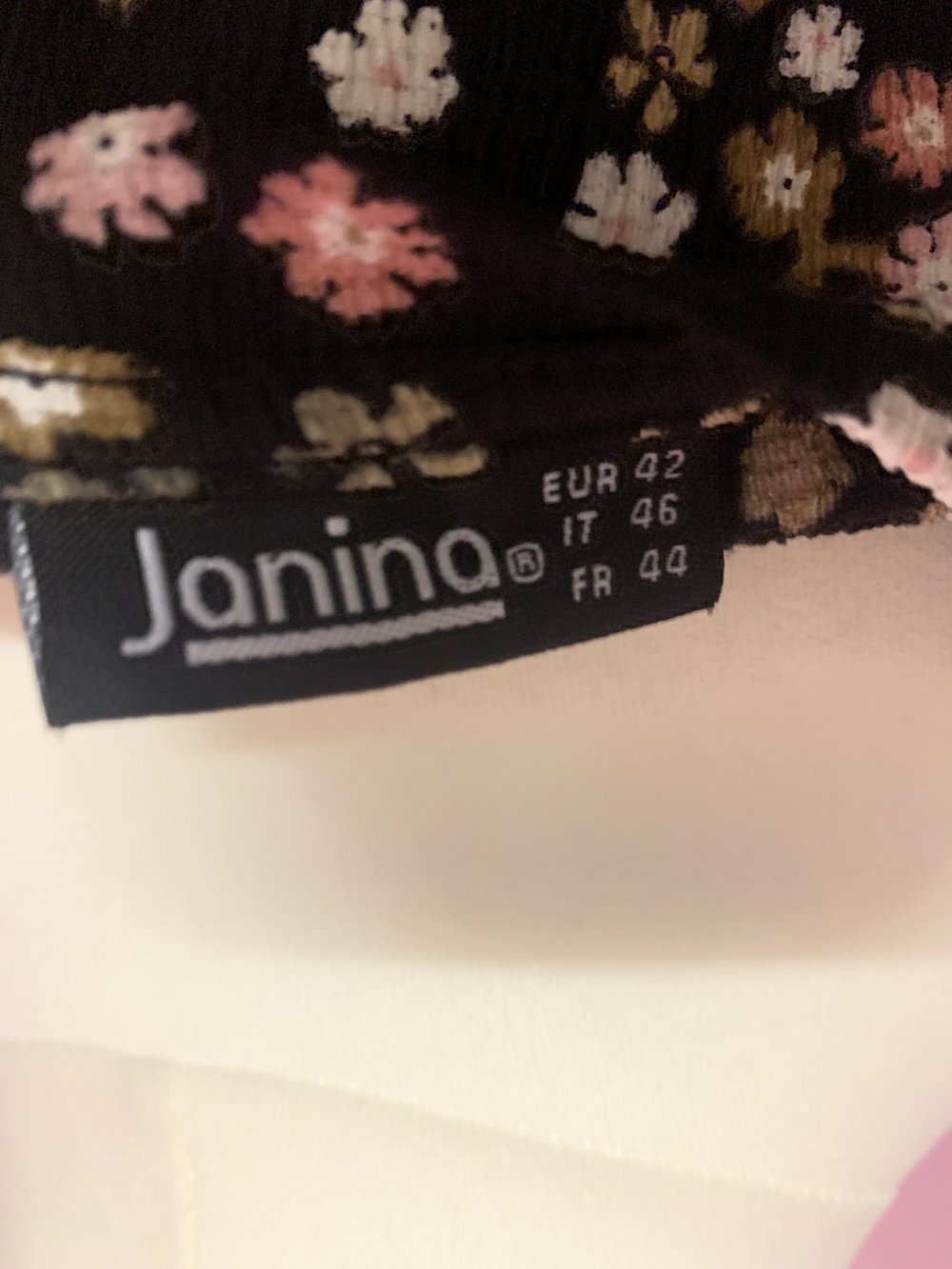 Schwarzes Kleid mit blumen