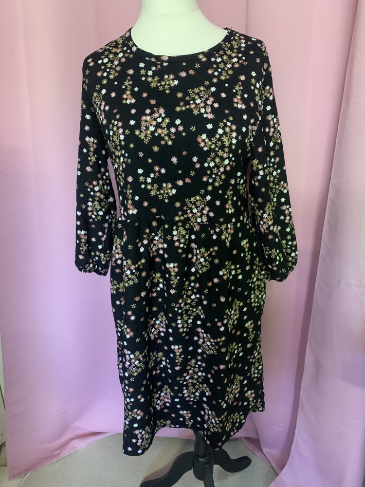 Schwarzes Kleid mit blumen