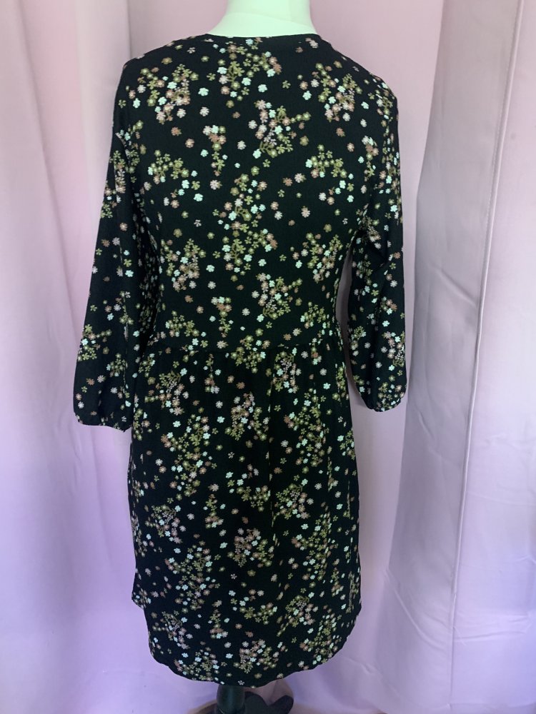 Schwarzes Kleid mit blumen