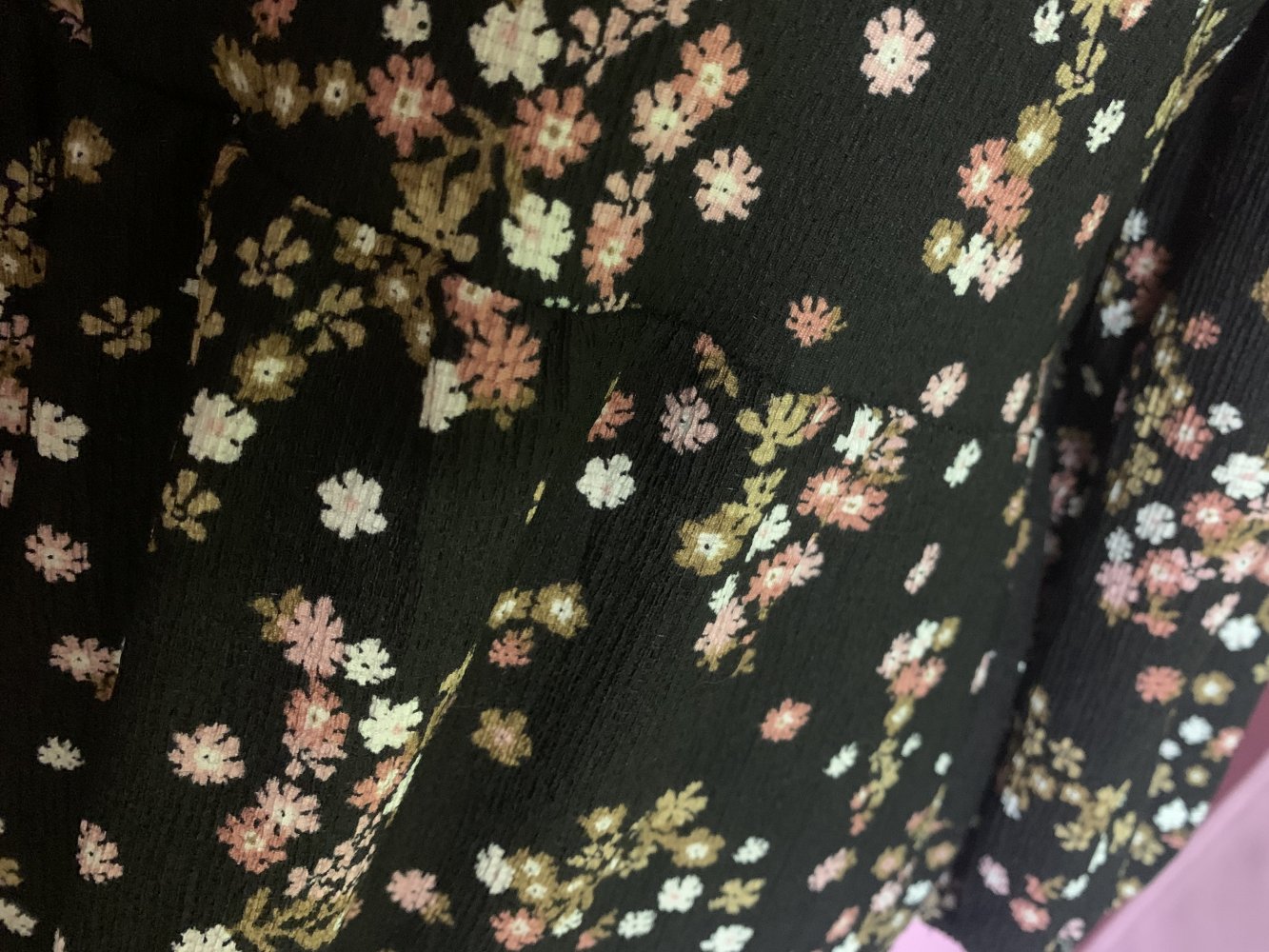Schwarzes Kleid mit blumen