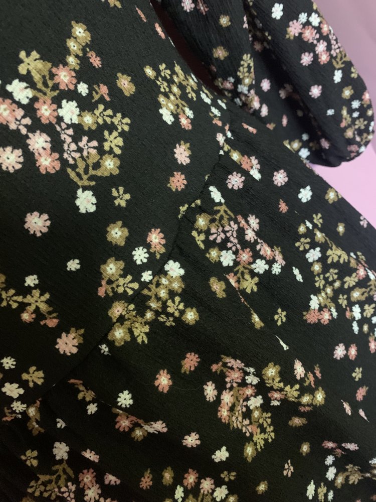 Schwarzes Kleid mit blumen