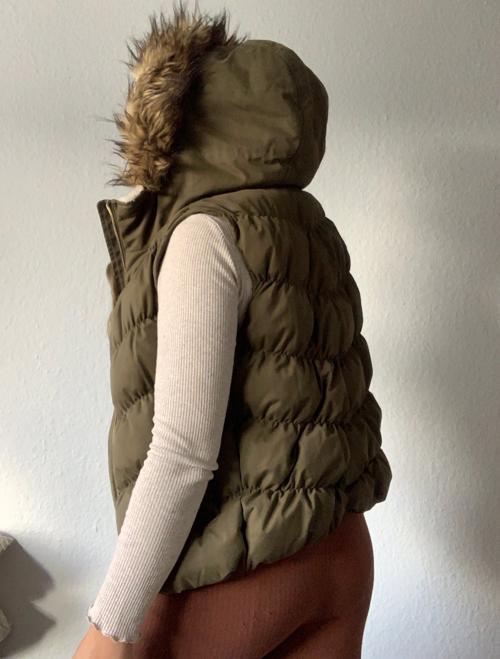 Gefütterte Weste mit Kapuze