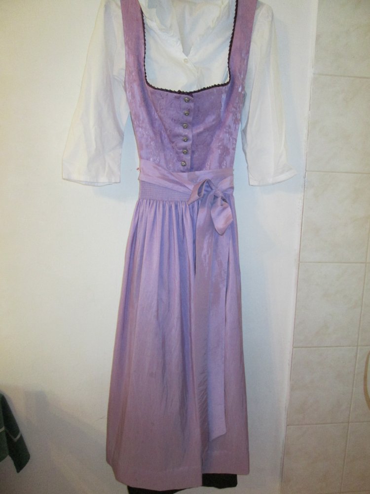 schönes Dirndl mit Schürze