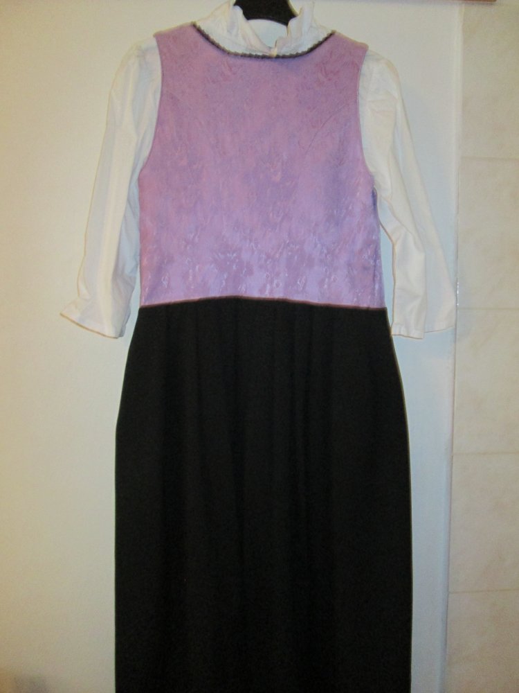 schönes Dirndl mit Schürze