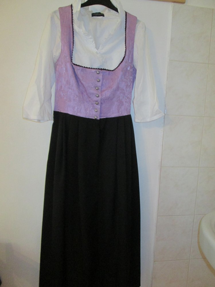 schönes Dirndl mit Schürze