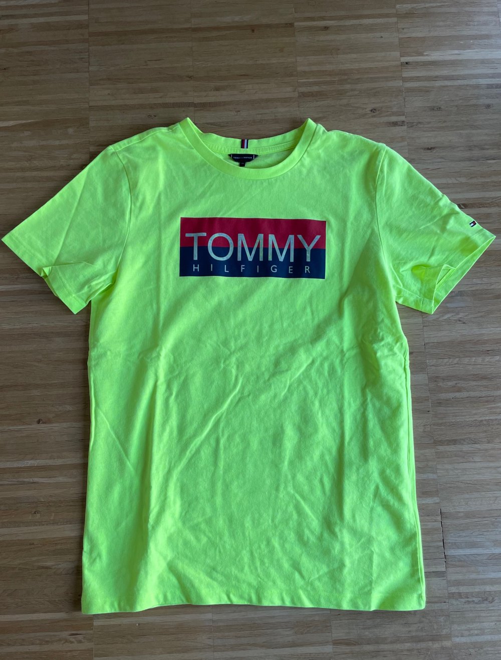 AUSSERGEWÖHNLICHES NEON TOMMY HILFIGER T-SHIRT