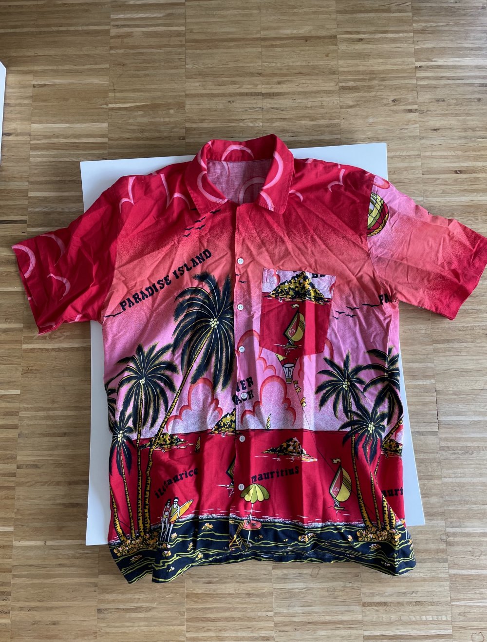 AUSGEFALLENES PARTYHEMD MIT STRANDMOTIV ROT