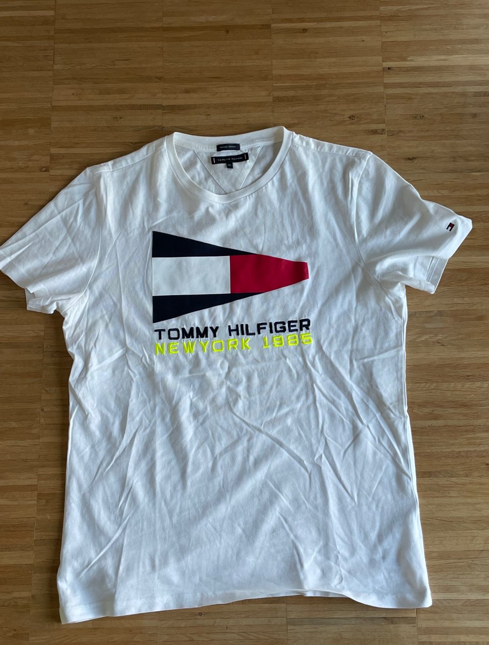 MODERNES TOMMY HILFIGER T-SHIRT IN WEISS