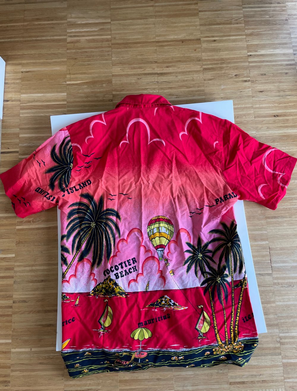 AUSGEFALLENES PARTYHEMD MIT STRANDMOTIV ROT
