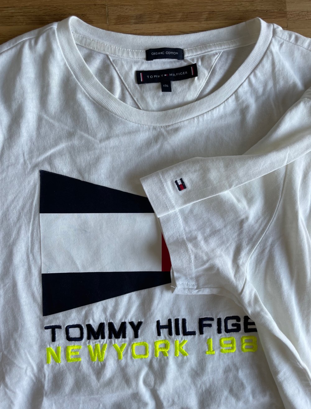 MODERNES TOMMY HILFIGER T-SHIRT IN WEISS