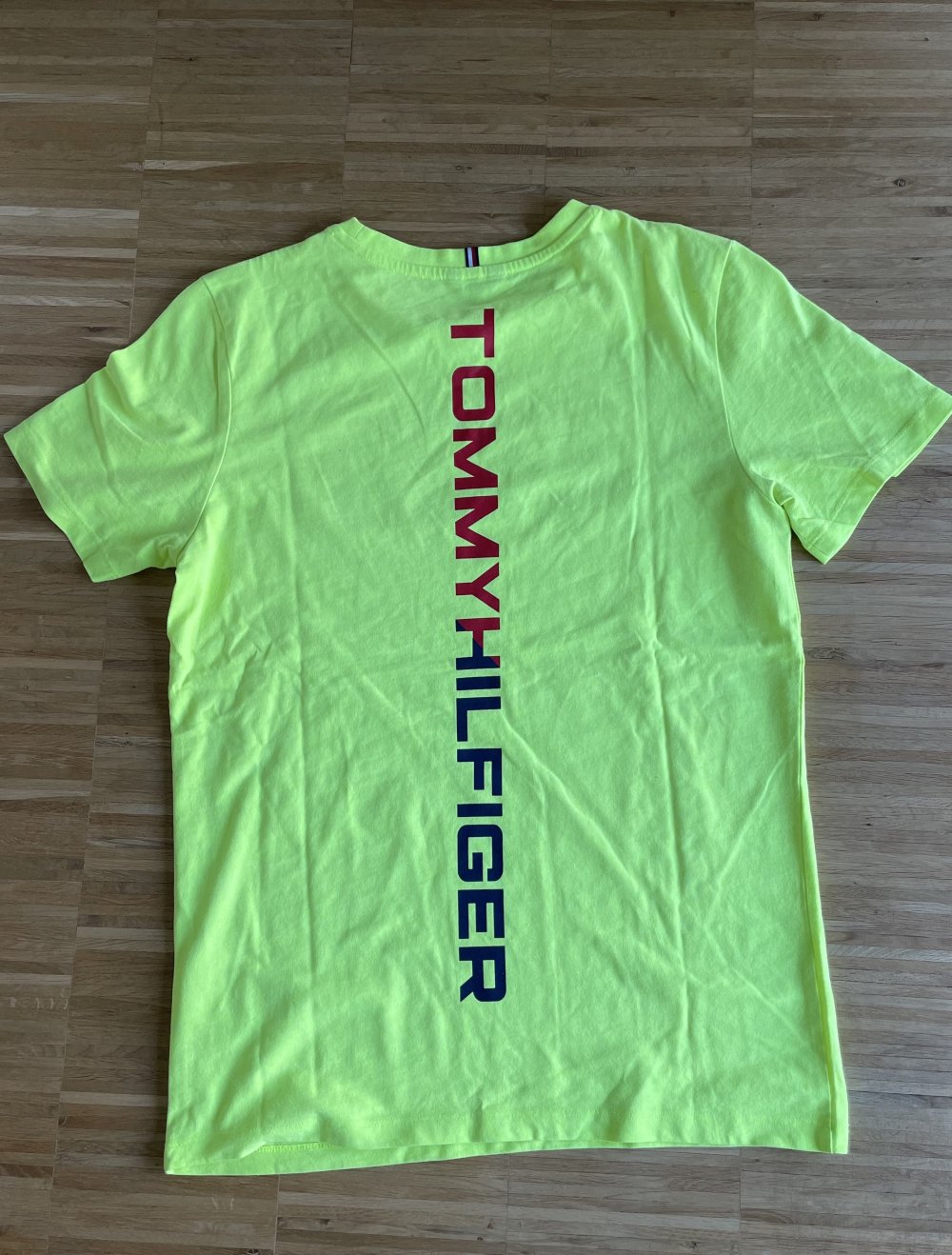 AUSSERGEWÖHNLICHES NEON TOMMY HILFIGER T-SHIRT