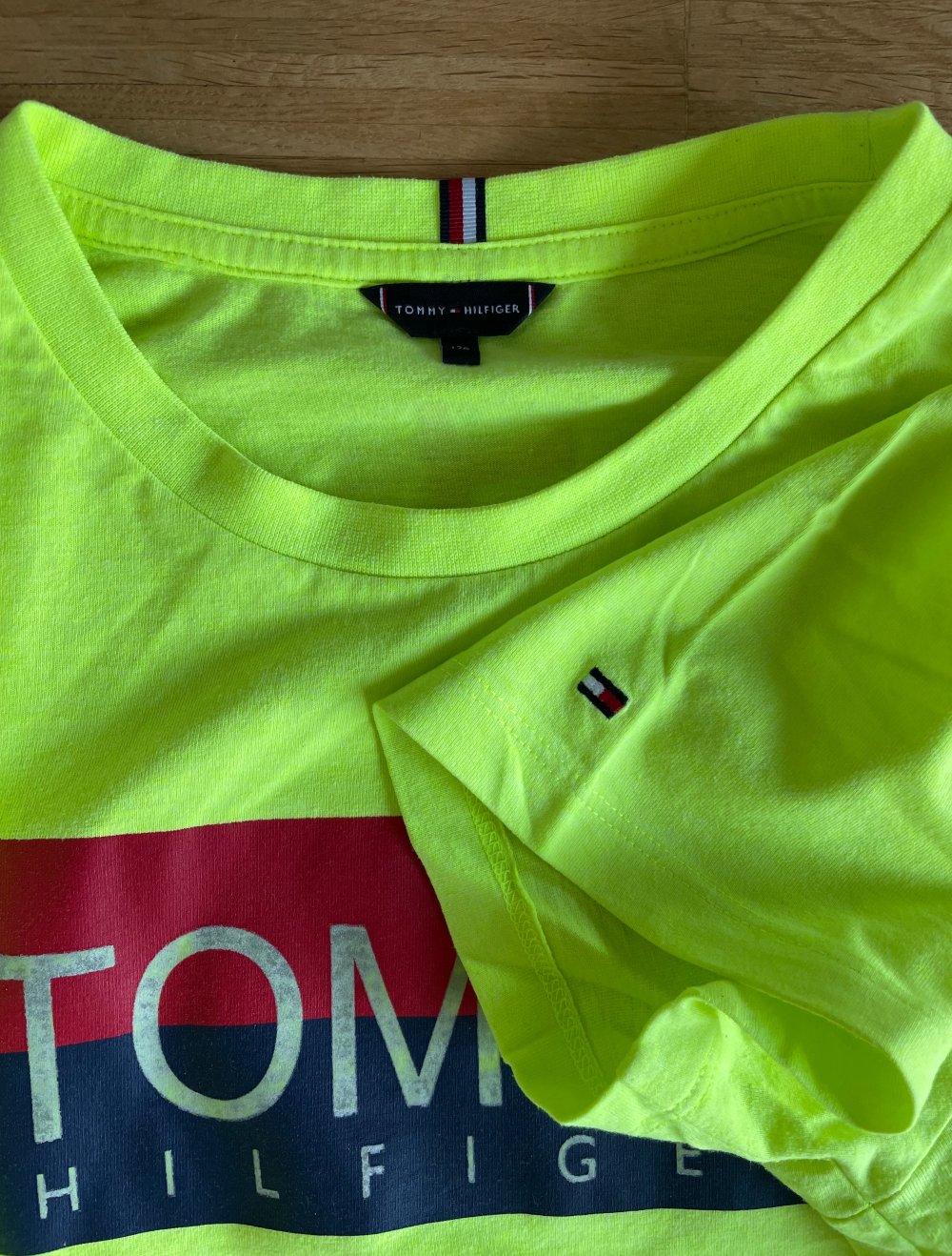 AUSSERGEWÖHNLICHES NEON TOMMY HILFIGER T-SHIRT