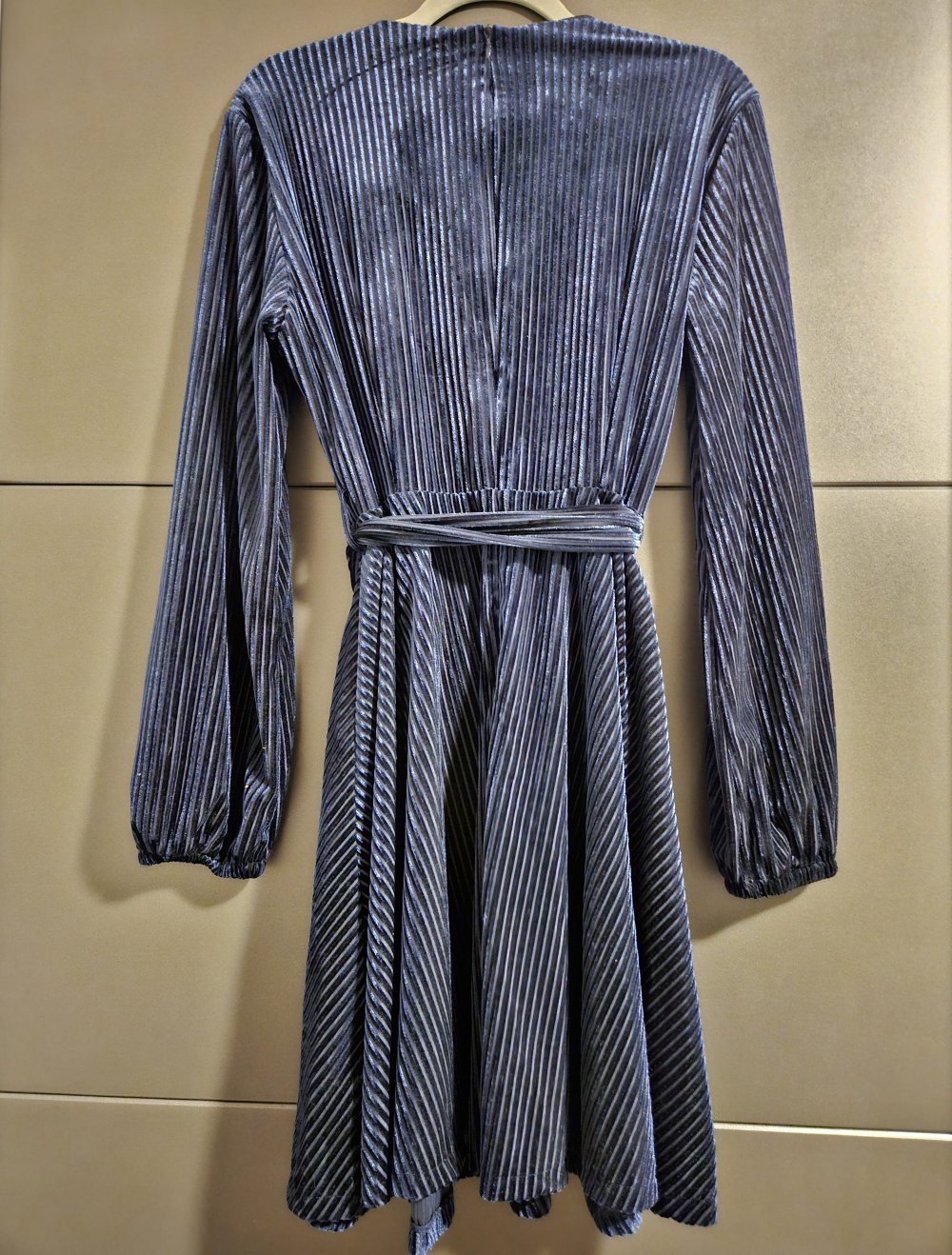 Langärmeliges Kleid, Größe 40