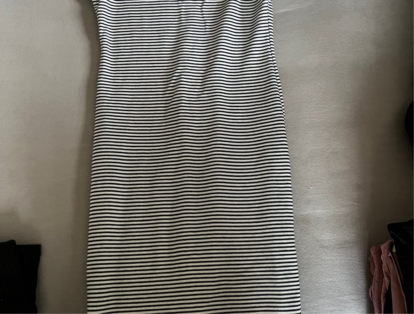 Gesteeiftes Kleid