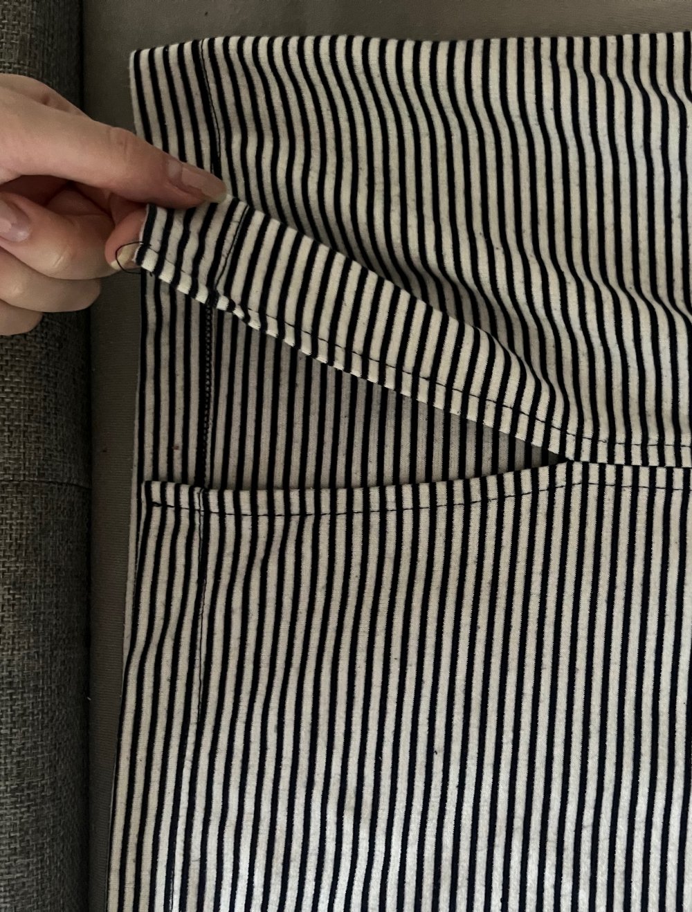 Gesteeiftes Kleid