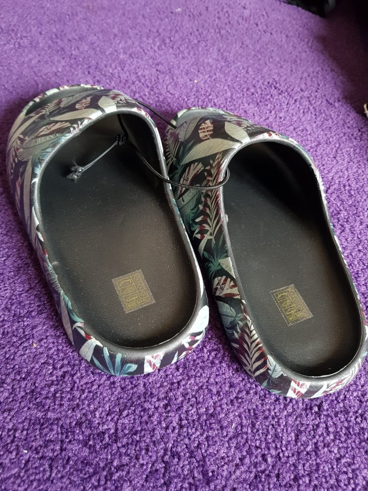Ungetragene Bade- und Freizeitschuhe 