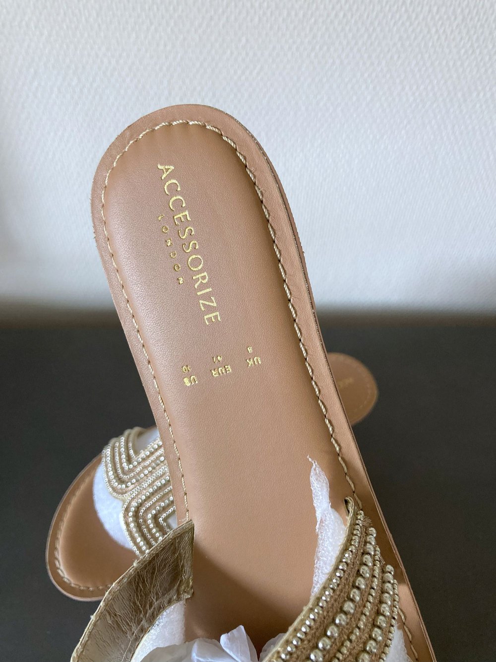  TOP! Accessorize – Bella – Flache Goldene Sandalen mit Perlen Gr. 41 Mules Schlappen Sandaletten
